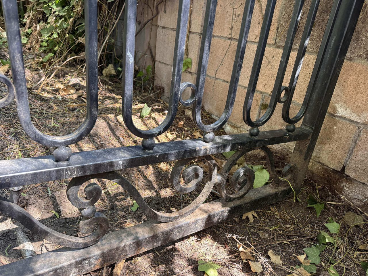 Metal fence rust restoration and painting – photo № 11