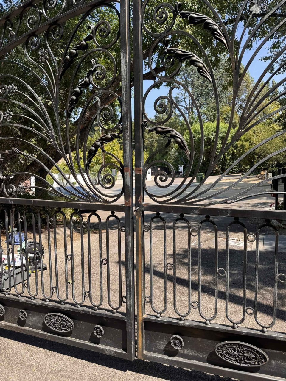 Metal fence rust restoration and painting – photo № 2