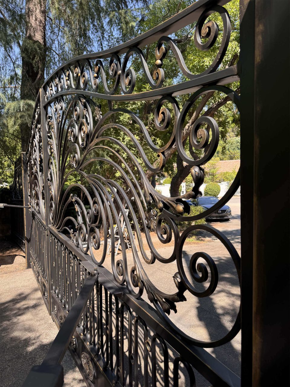 Metal fence rust restoration and painting – photo № 3