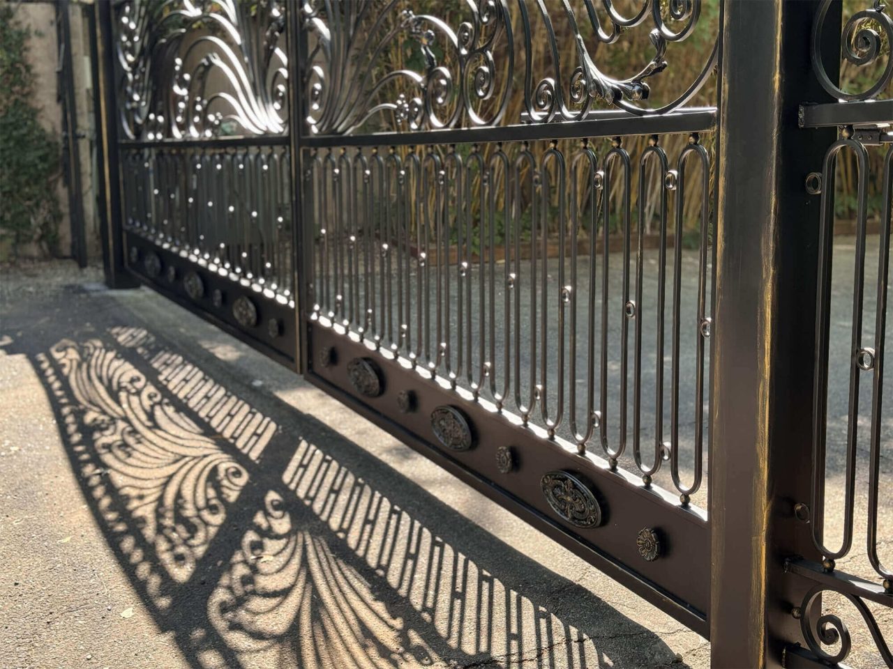 Metal fence rust restoration and painting – photo № 4