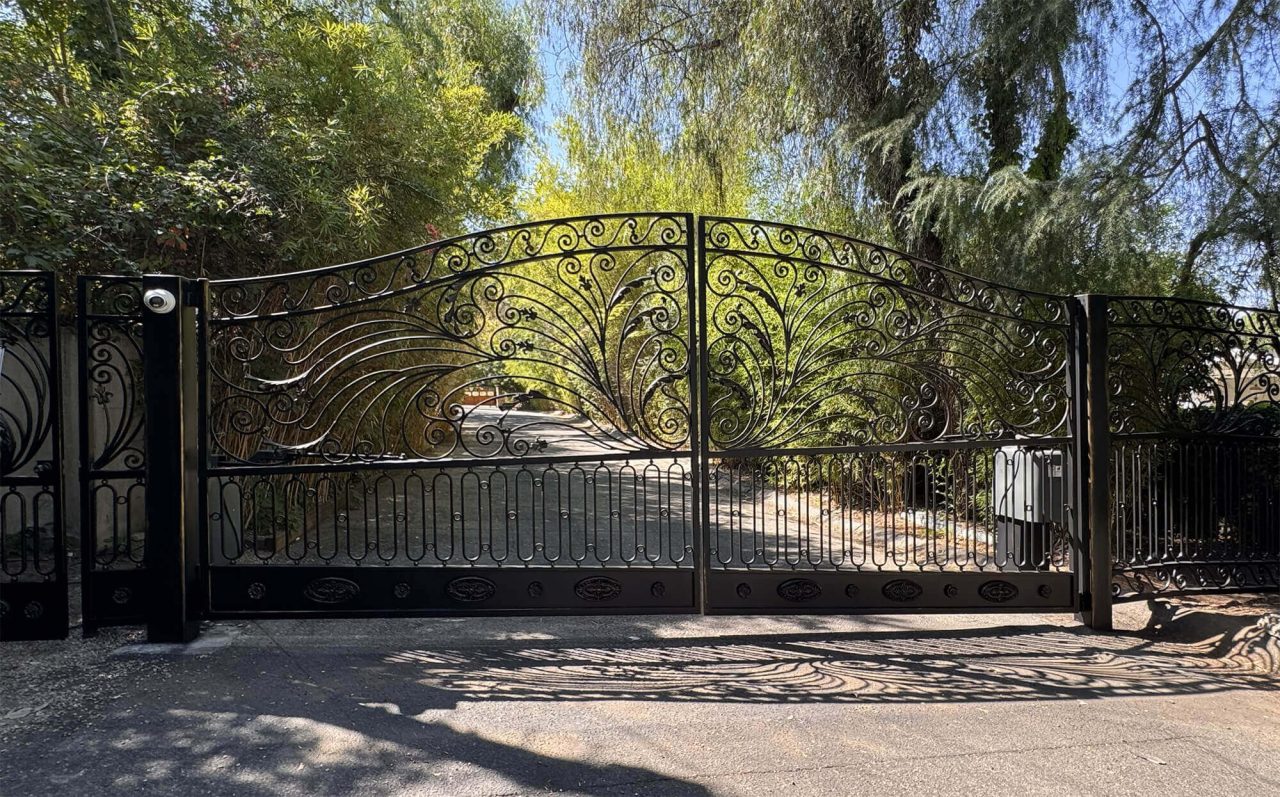 Metal fence rust restoration and painting – photo № 1