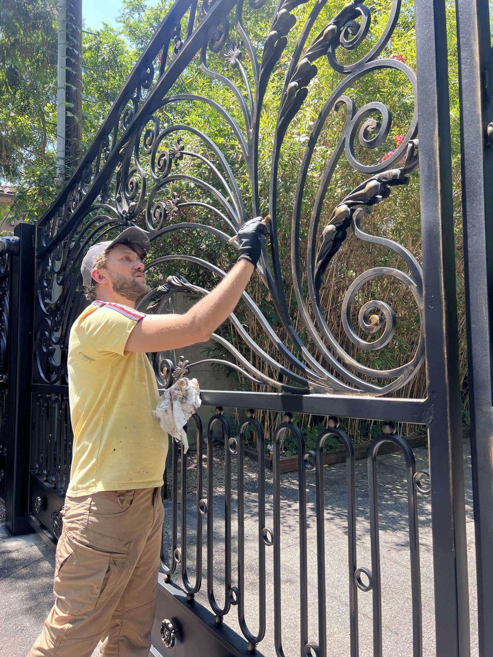 Metal fence rust restoration and painting – photo № 8