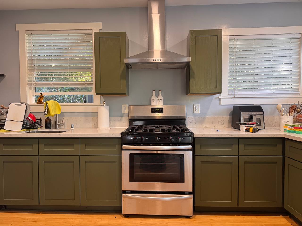 Kitchen cabinet repainting in green – photo № 1